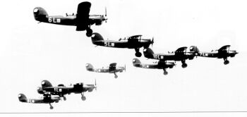 skupina A-100 2. LP 63. letky při letu ve formaci
