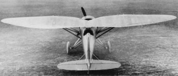 foto A-102 ukazuje eliptický tvar křídel...