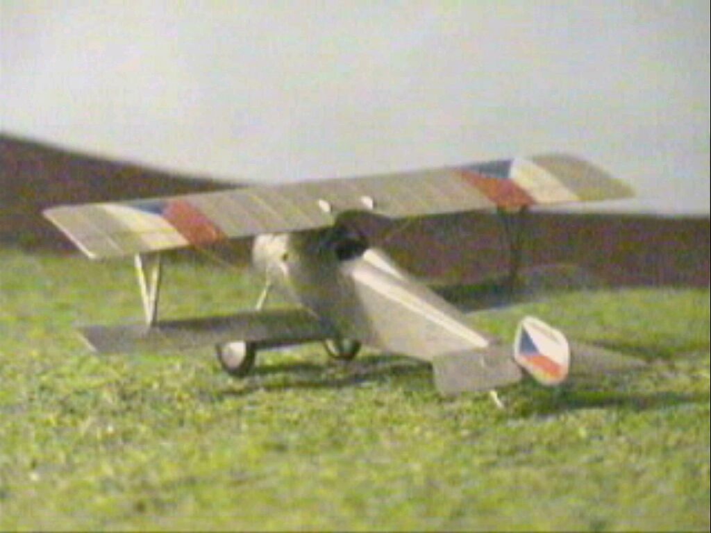 model Nieuporta 3598 zleva zezadu